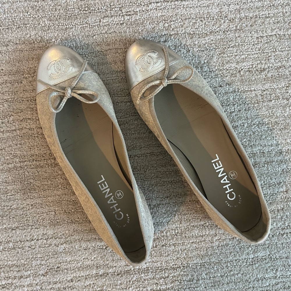 Chanel CC logo beige metallic suede ballet flats. Size 38.5 - Picture 2 of 14